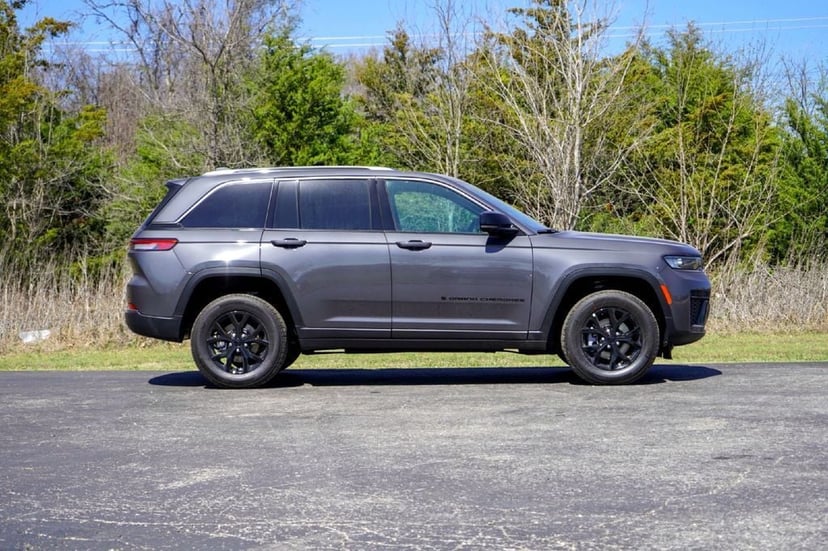 2026 Jeep Grand Cherokee Laredo Altitude - Image 3