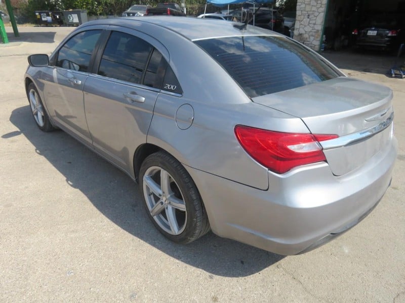 2014 Chrysler 200 - Image 3