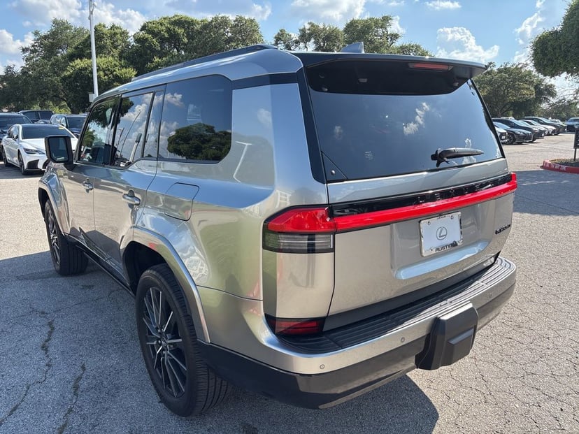 2024 Lexus GX - Image 3