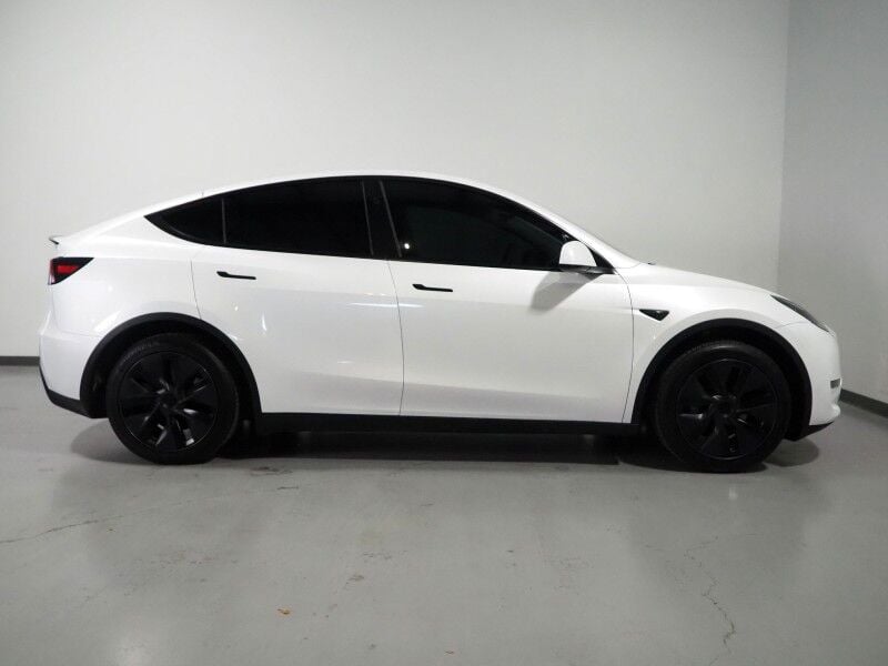 2025 Tesla Model Y - Image 2
