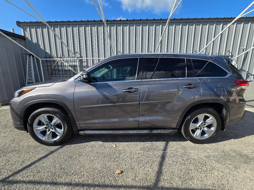 2017 Toyota Highlander - Image 2