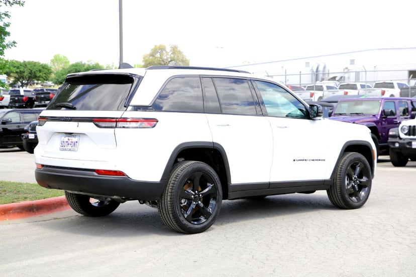 2026 Jeep Grand Cherokee - Image 2