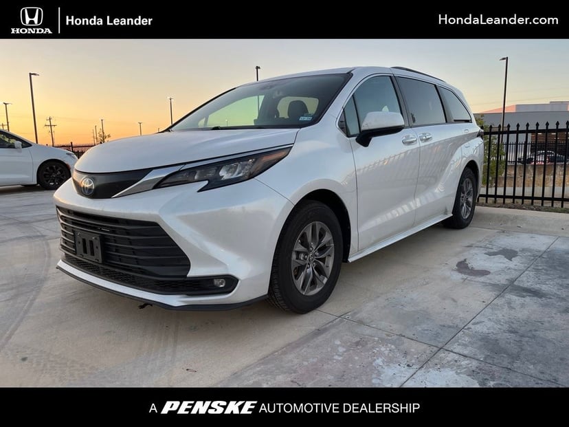 2025 Toyota Sienna - Image 2