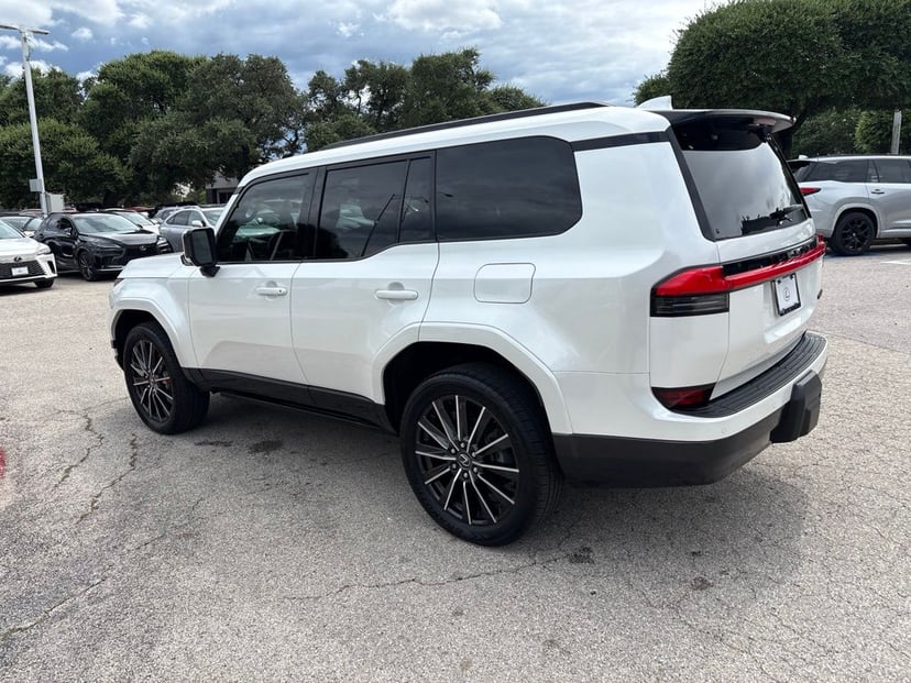 2024 Lexus GX - Image 3