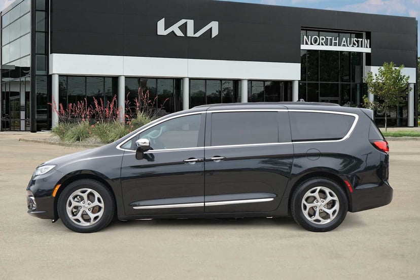 2022 Chrysler Pacifica - Image 2