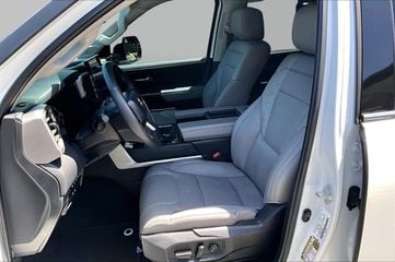 2023 Toyota Tundra - Image 3