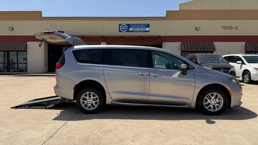 2017 Chrysler Pacifica - Image 1