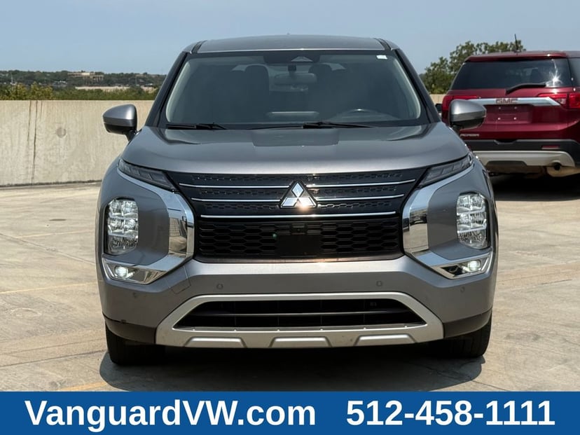 2023 Mitsubishi Outlander - Image 2