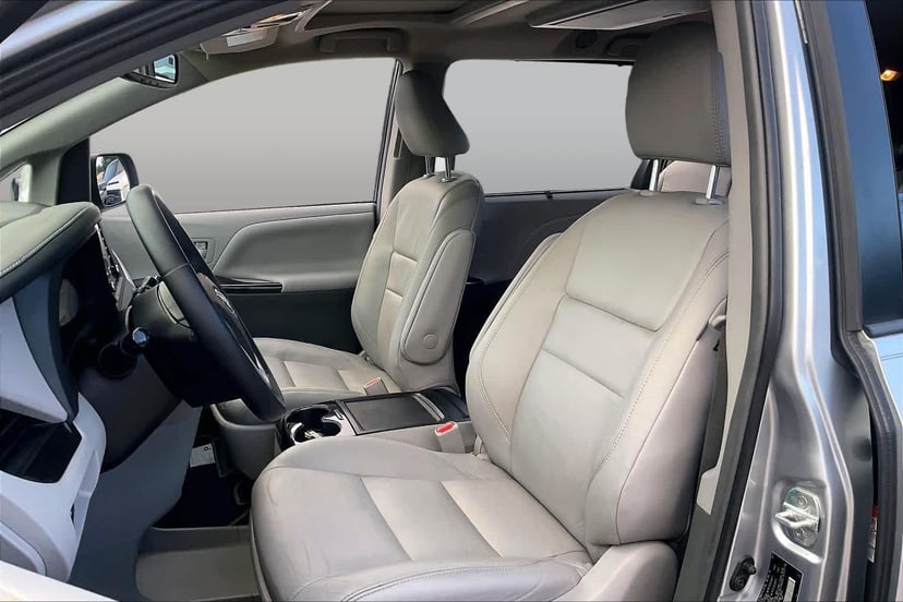 2018 Toyota Sienna - Image 2