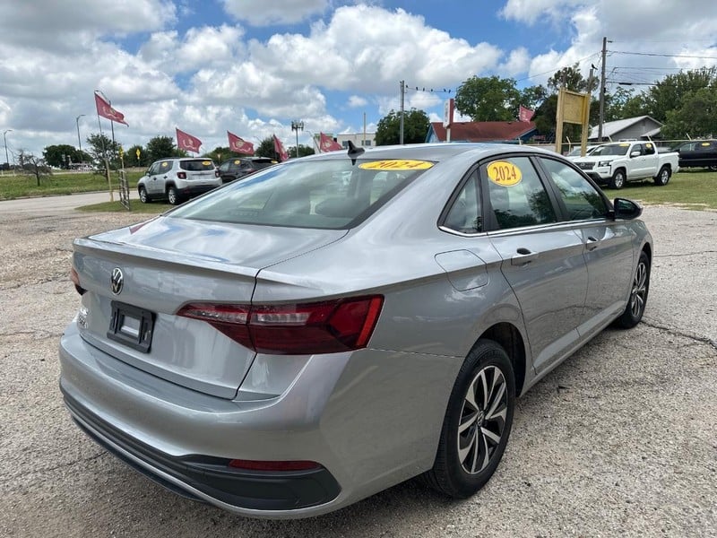 2024 Volkswagen Jetta - Image 3