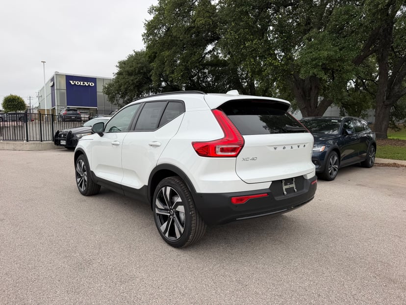 2026 Volvo XC40 - Image 2