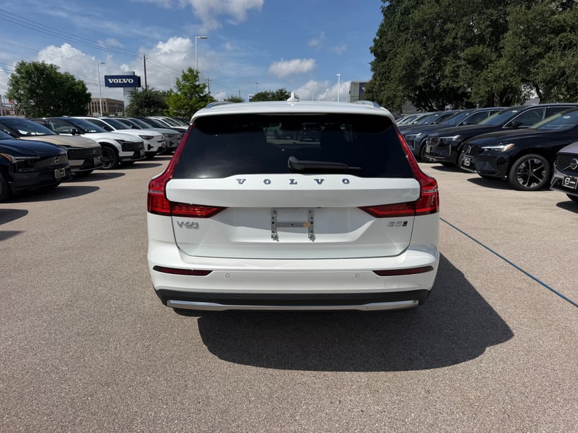 2026 Volvo V60 Cross Country - Image 2
