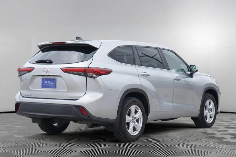 2023 Toyota Highlander - Image 2
