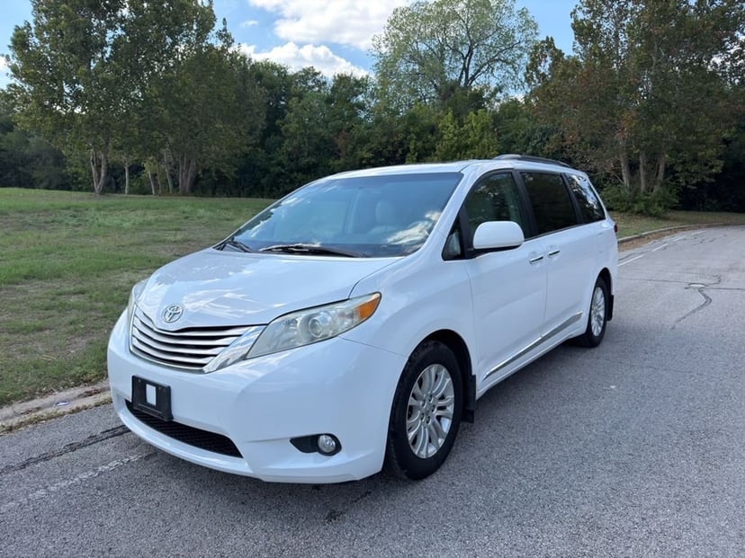 2013 Toyota Sienna - Image 1