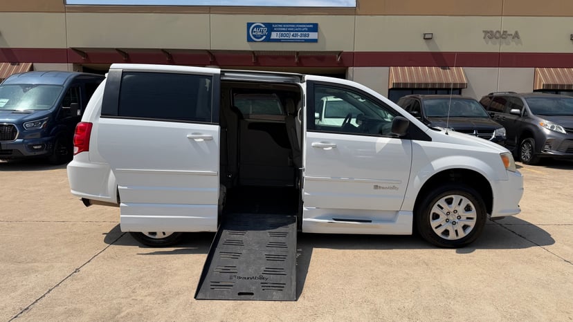 2014 Dodge Grand Caravan - Image 1