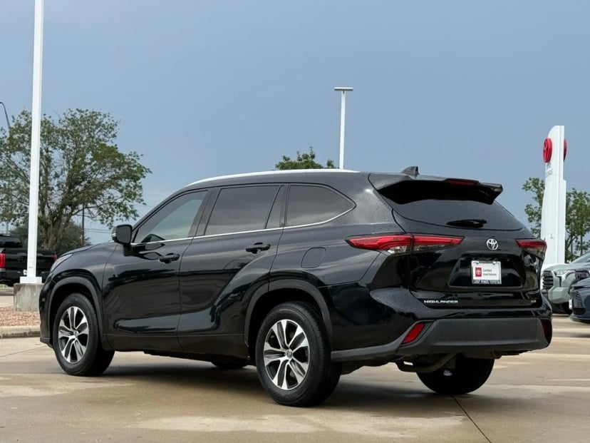 2022 Toyota Highlander - Image 2
