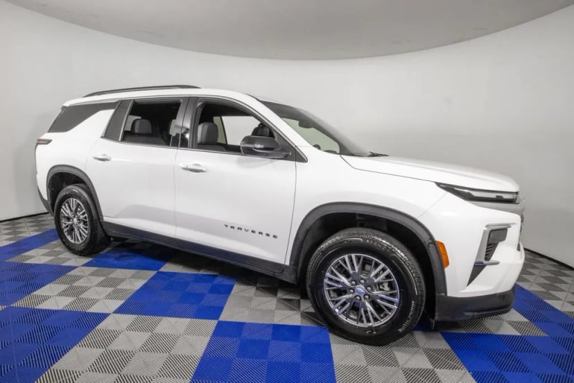 2025 Chevrolet Traverse - Image 3