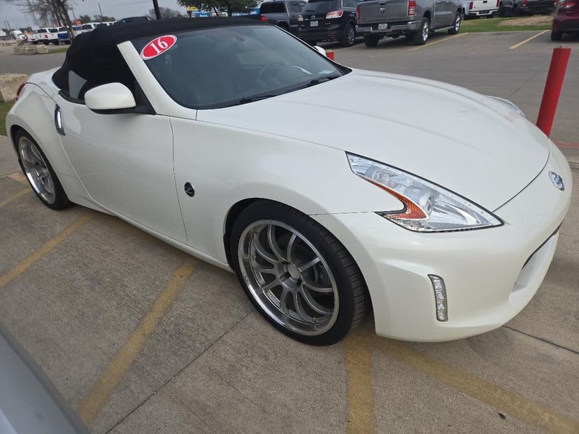 2016 Nissan 370Z - Image 2