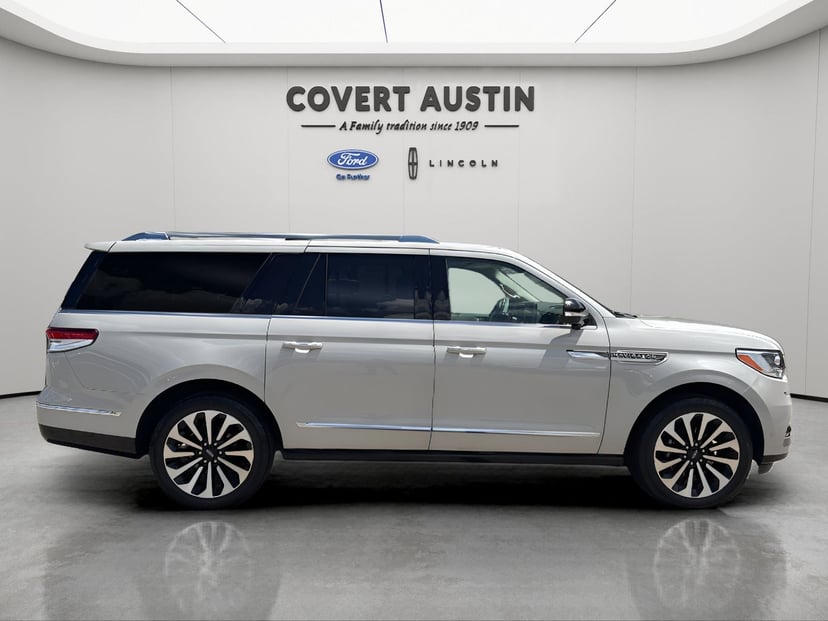 2022 Lincoln Navigator L - Image 3