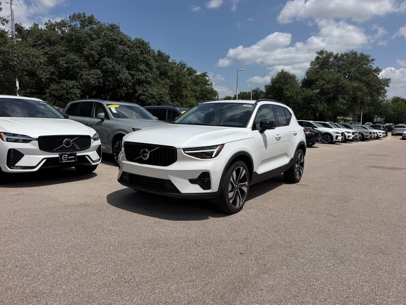 2026 Volvo XC40 - Image 1