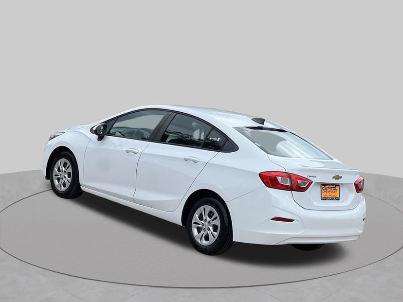 2019 Chevrolet Cruze - Image 2