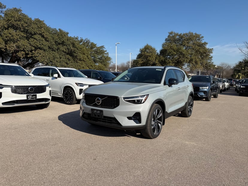 2026 Volvo XC40 - Image 1