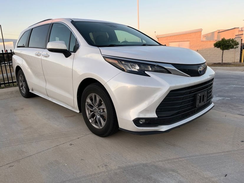 2025 Toyota Sienna - Image 1