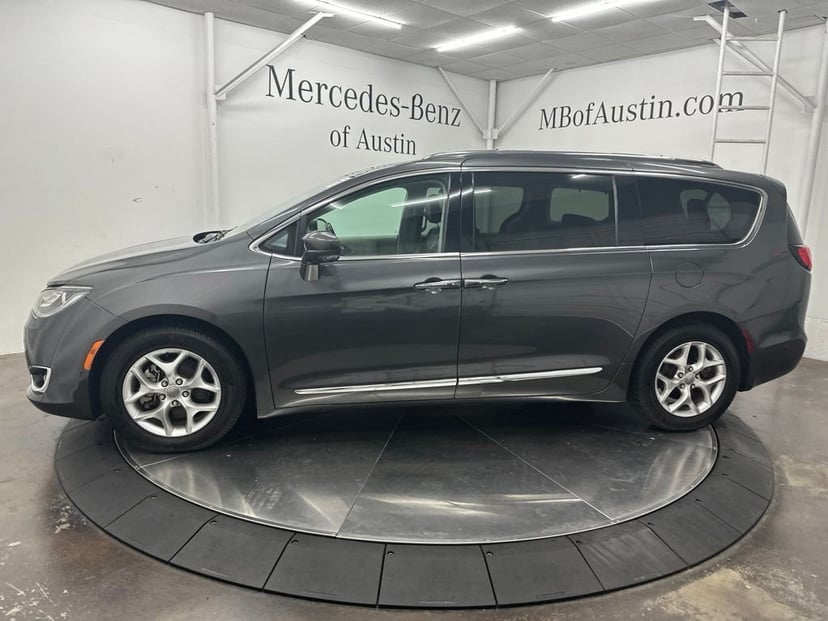 2018 Chrysler Pacifica - Image 2