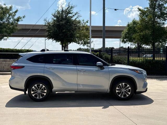 2020 Toyota Highlander - Image 2