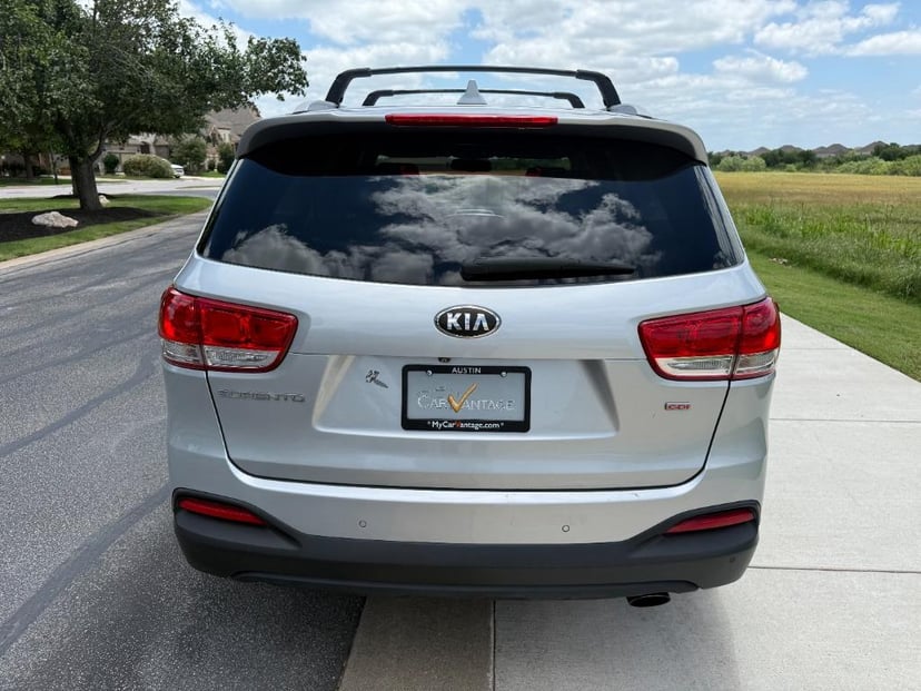 2016 Kia Sorento - Image 2