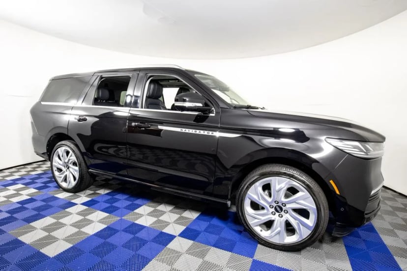 2025 Lincoln Navigator - Image 3