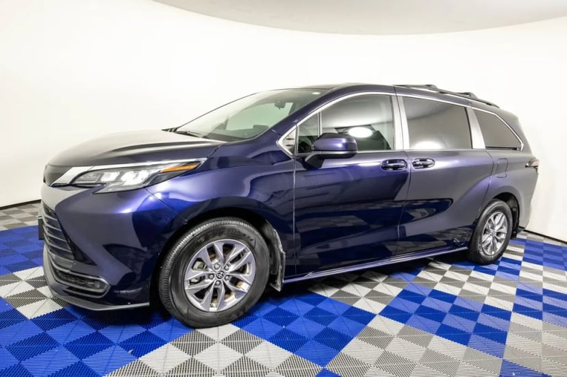 2024 Toyota Sienna - Image 1