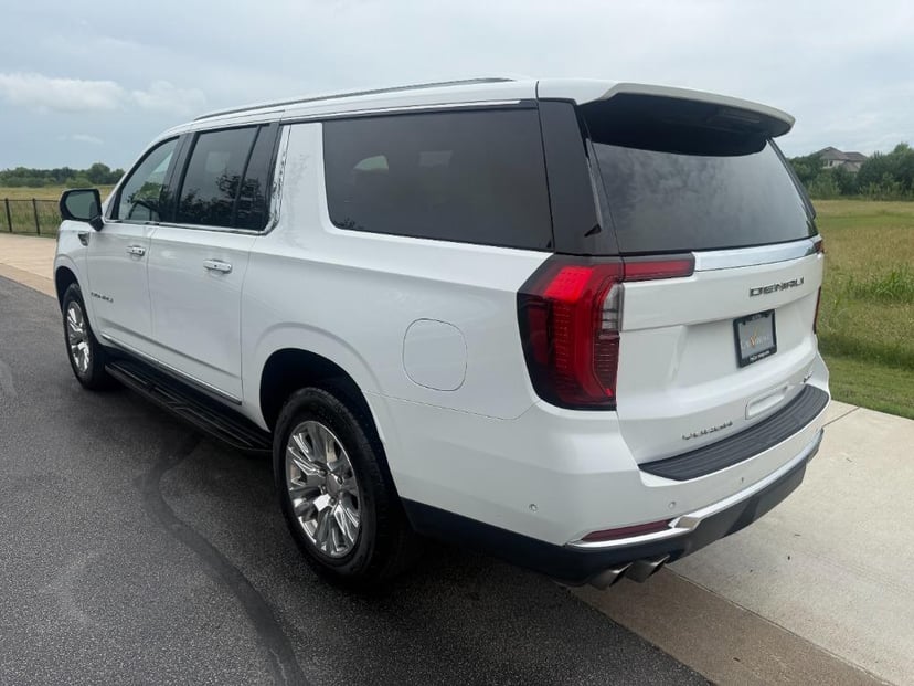 2025 GMC Yukon XL - Image 3