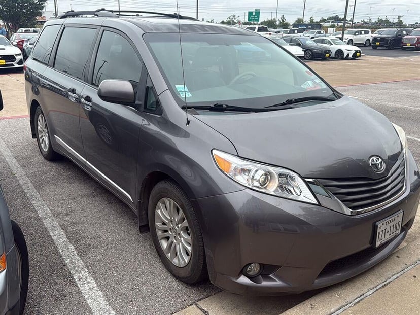 2013 Toyota Sienna - Image 2