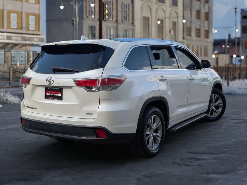 2014 Toyota Highlander - Image 2