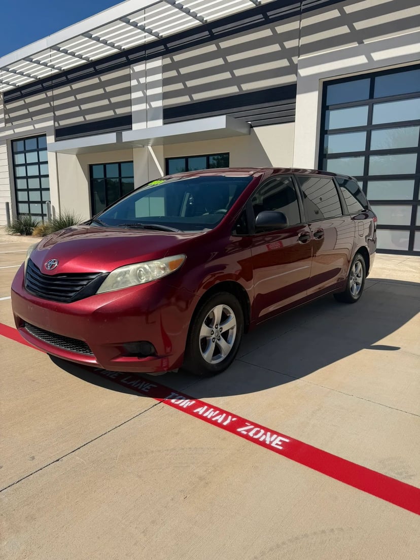 2011 Toyota Sienna - Image 1