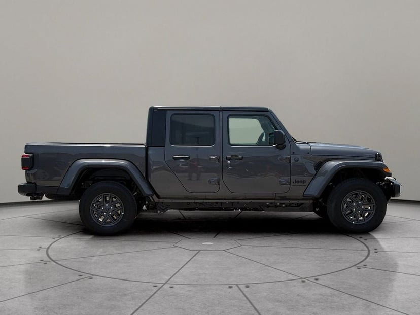 2026 Jeep Gladiator - Image 2