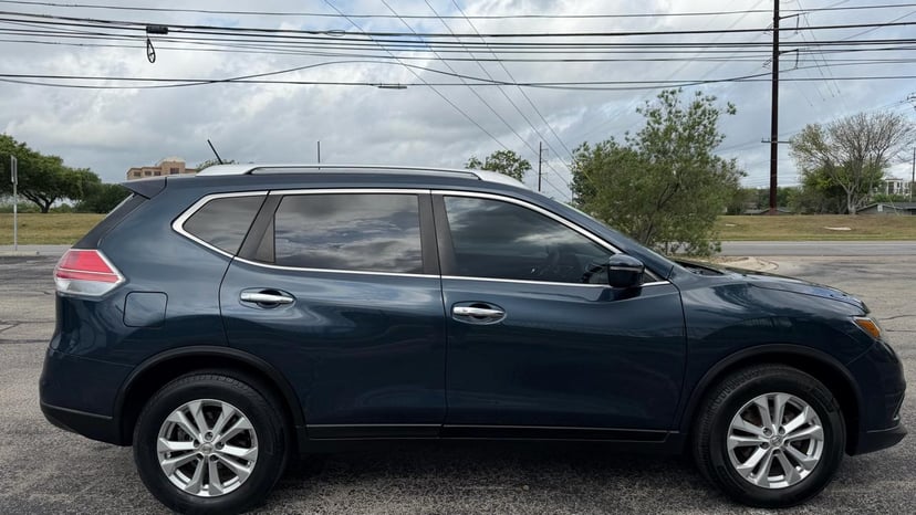 2015 Nissan Rogue - Image 2