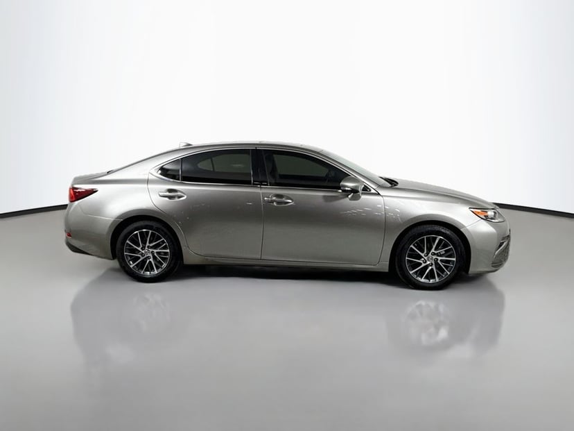 2018 Lexus ES - Image 2