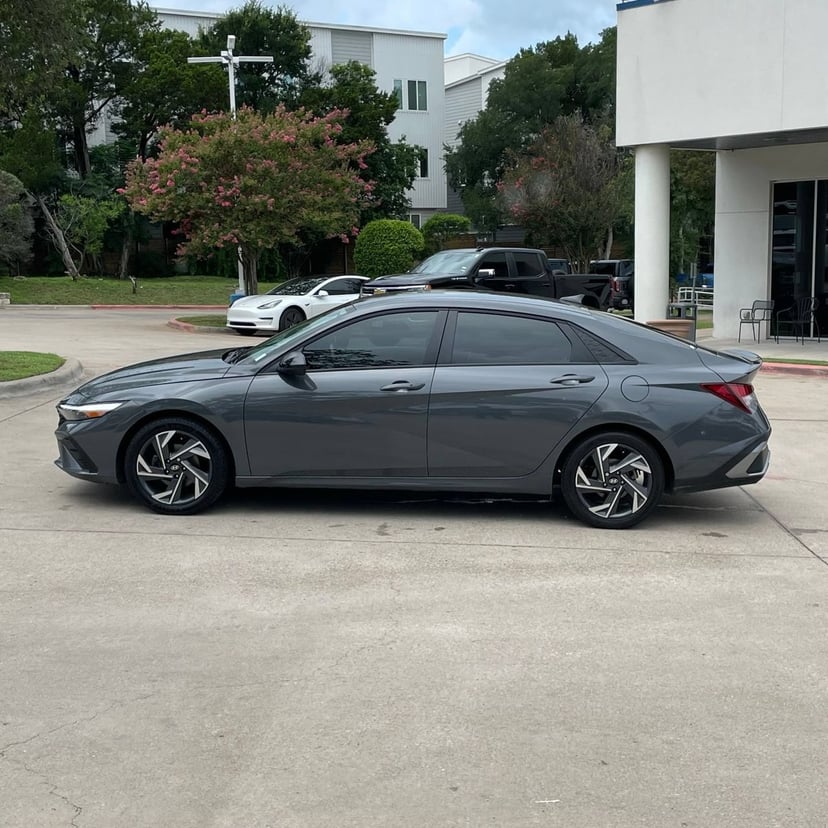 2025 Hyundai Elantra - Image 2