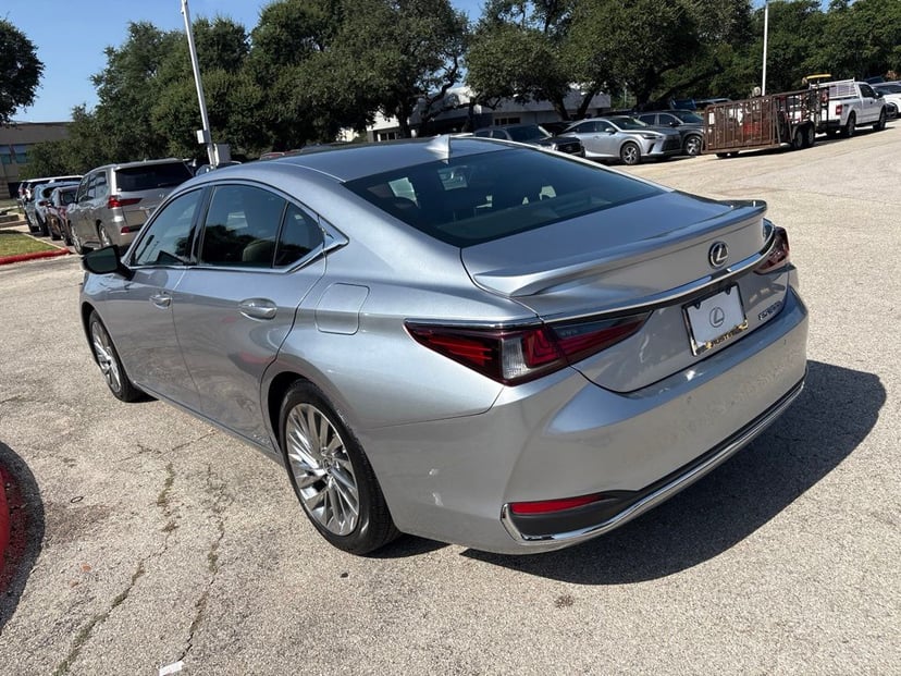 2022 Lexus ES - Image 2