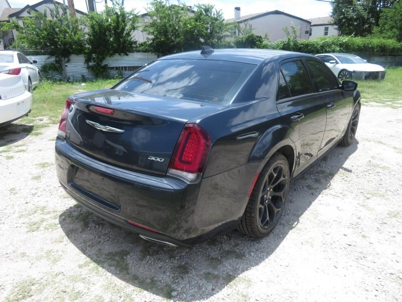 2019 Chrysler 300 - Image 3