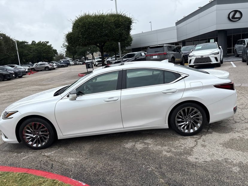 2024 Lexus ES - Image 2