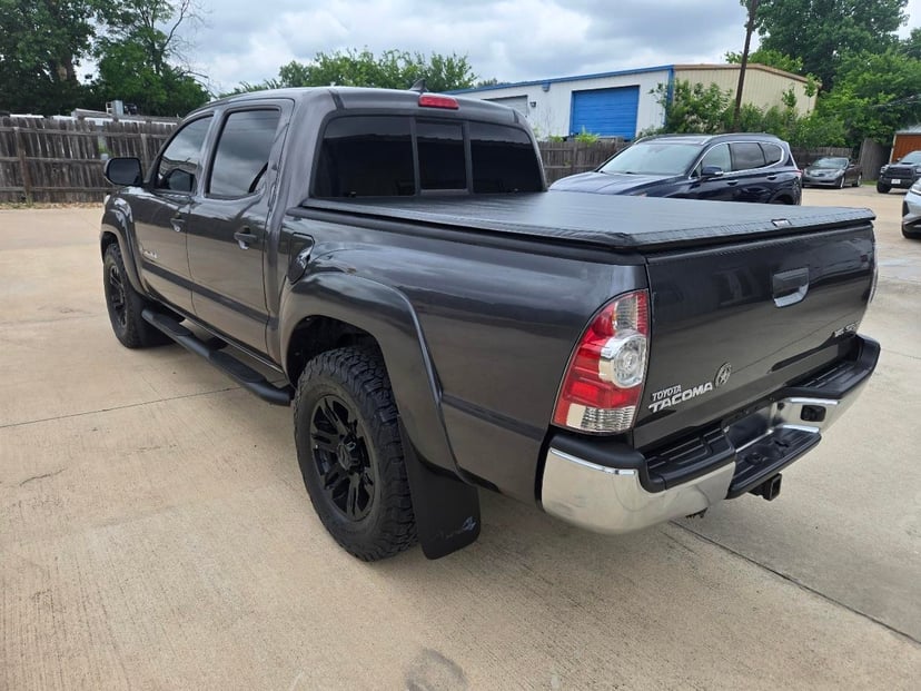 2015 Toyota Tacoma - Image 2