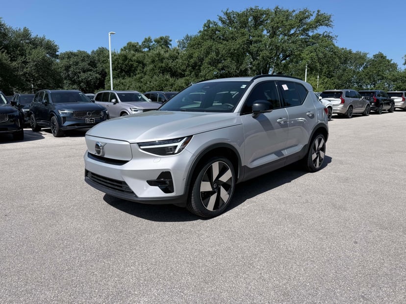 2023 Volvo XC40 - Image 1