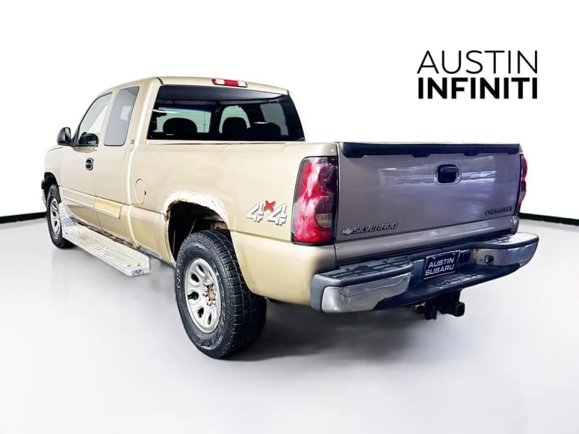 2005 Chevrolet Silverado - Image 2