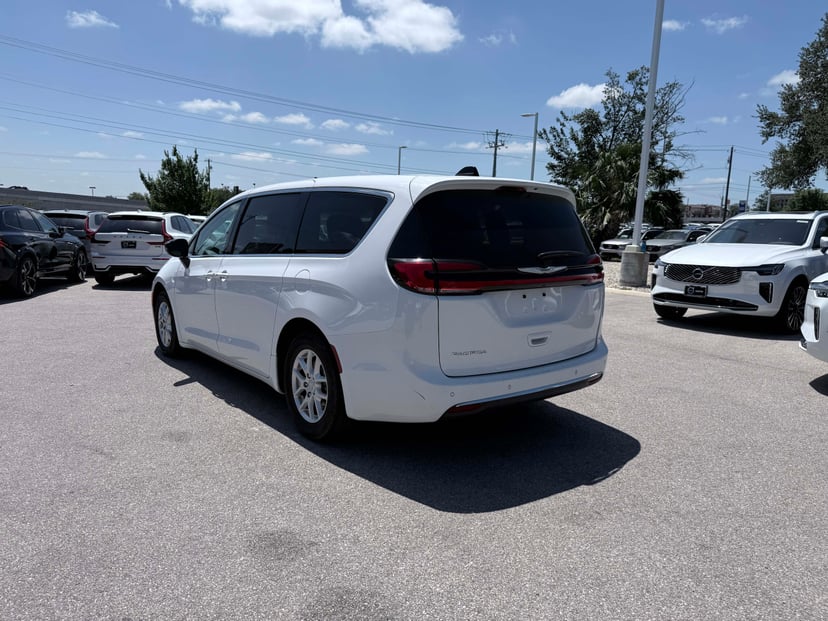 2024 Chrysler Pacifica - Image 3