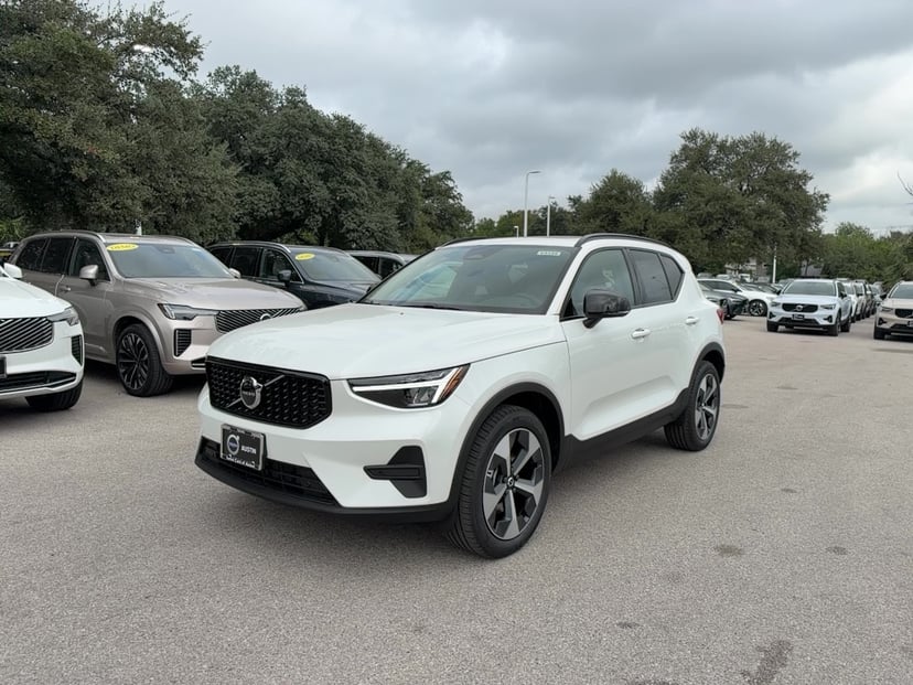 2026 Volvo XC40 - Image 1