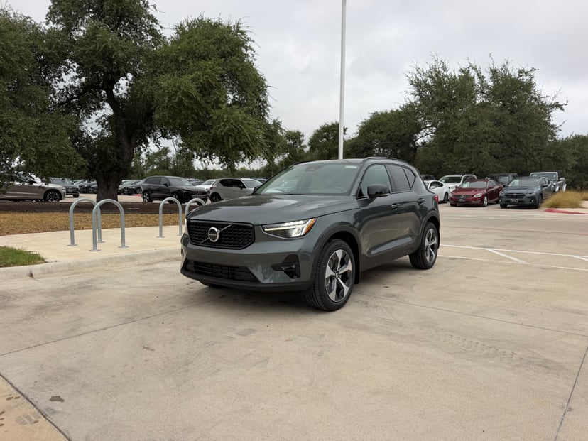 2026 Volvo XC40 - Image 1