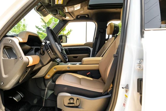 2026 Land Rover Defender 110 V8 4D Sport Utility White - Image 3